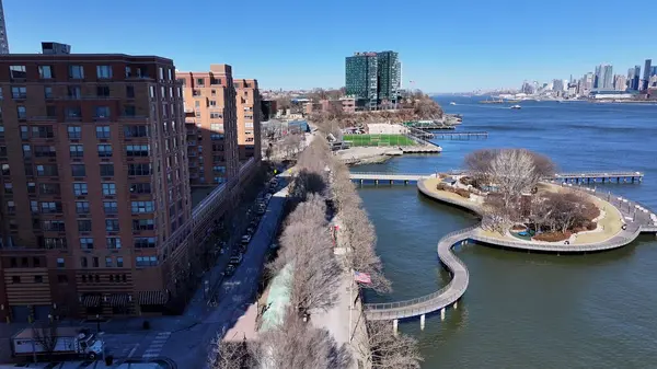 Hudson River Walkway New Jersey 'de Jersey City' de. Şehir merkezinde. Hudson Sahilyolu. Hudson River Walkway New Jersey 'de. Şehir Parkı Peyzajı.