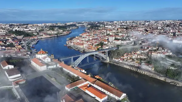 Portekiz 'in Porto bölgesindeki Luis Köprüsü. Şehir merkezinde. Ortaçağ Binaları. Tarihi Şehir Sahnesi 'nde. Portekiz, Porto Bölgesi 'ndeki I. Luis Köprüsü. Turizm Simgeleri.