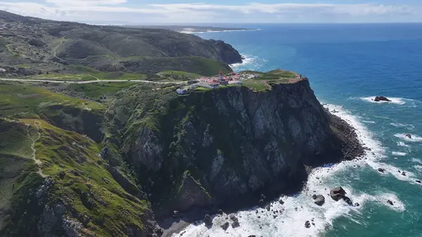 Portekiz 'in Lizbon bölgesindeki Sintra' da Roca Burnu Skyline. Plaj manzarası. Doğa Deniz Burnu. Seyahat güzergahı. Portekiz 'in Lizbon bölgesindeki Sintra' da Roca Burnu Skyline. Turkuaz Su.
