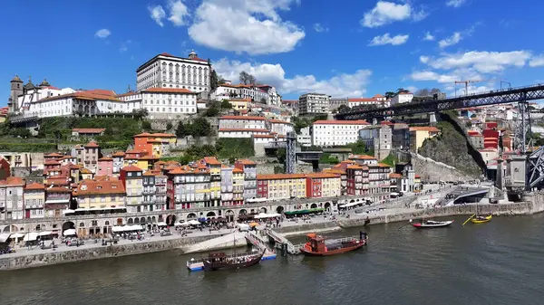 Porto Portekiz 'in Porto bölgesindeki Ribeira Rıhtımı. Şehir merkezinde. Ortaçağ Binaları. Tarihi Şehir Sahnesi 'nde. Portekiz, Porto bölgesindeki Ribeira Rıhtımı. Turizm Simgeleri.