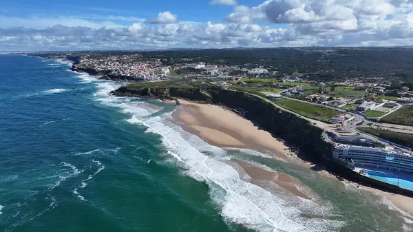 Lizbon 'un Sintra bölgesindeki Praia Grande Plajı. Sahil Skyline. Doğa manzarası. Yaz Gezisi. Lizbon 'un Sintra bölgesindeki Praia Grande Plajı. Tropikal Manzara.