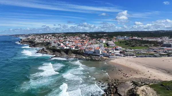 Lizbon 'un Sintra bölgesindeki Sahil Köyü. Plaj manzarası. Turizm Tarihi Yer. Şehir manzarası hava manzarası. Lizbon Bölgesi Sintra Sahil Köyü.