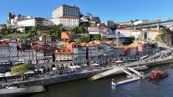 Porto, Portekiz 'in Ribeira Rıhtımı. Şehir merkezi manzarası. Kültür Mirası. Eski Şehir Manzarası. Porto, Portekiz 'deki Ribeira Rıhtımı. Turizm Tarihi Yer.
