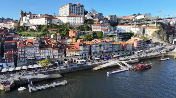 Porto Portekiz 'in Porto bölgesindeki Ribeira Rıhtımı. Şehir merkezinde. Ortaçağ Binaları. Tarihi Şehir Sahnesi 'nde. Portekiz, Porto bölgesindeki Ribeira Rıhtımı. Turizm Simgeleri.