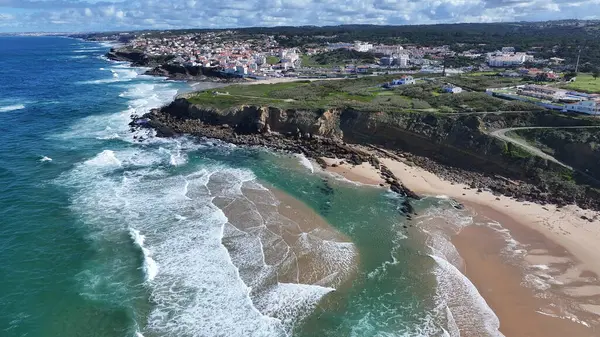 Lizbon 'un Sintra bölgesindeki Praia Grande Plajı. Sahil Skyline. Doğa manzarası. Yaz Gezisi. Lizbon 'un Sintra bölgesindeki Praia Grande Plajı. Tropikal Manzara.