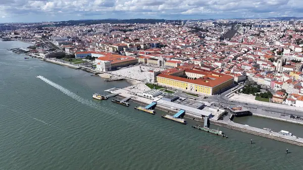 Lizbon, Portekiz 'in Lizbon semtinde Lizbon Skyline. Comercio Meydanı Sahnesi. Güzel şehir manzarası. Lizbon Skyline Portekiz 'de. Tarihi Şehir Manzarası. Turizm Tarihi Yer.