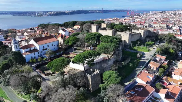 Lizbon, Portekiz 'deki Sao Jorge Şatosu. Ortaçağ Şato Sahnesi. Antik Şehir Manzarası. Portekiz, Lizbon 'daki Sao Jorge Kalesi. Tarihi Şehir Manzarası. Portekiz Skyline.