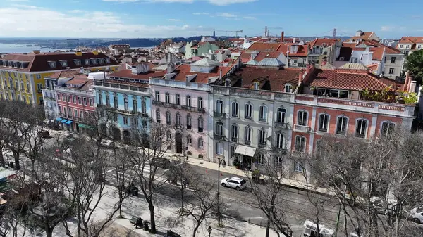Lizbon 'un Lizbon bölgesindeki Sao Pedro de Alcantara bakış açısı. Ortaçağ İnşaat Sahnesi. Antik Şehir Manzarası. Sao Pedro de Alcantara Lizbon 'daki Bakış açısı. Tarihi Şehir Manzarası.