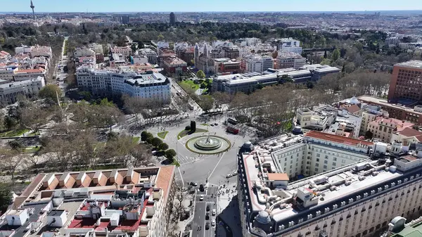 Madrid 'deki Madrid' deki Neptuno Çeşmesi. Meşhur döner kavşak. Şehir merkezindeki şehir manzarası. Madrid Comunidad De Madrid İspanya 'da. Kültür Mirası Skyline. Prado Müzesi Sahnesi.
