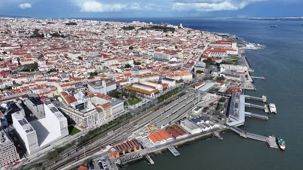 Lizbon, Portekiz 'in Lizbon semtinde Lizbon Skyline. Sahil şeridi manzarası. Güzel şehir manzarası. Lizbon Skyline Portekiz 'de. Tarihi Şehir Manzarası. Turizm Tarihi Yer.