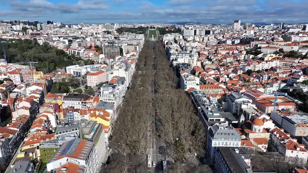 Lizbon, Portekiz 'deki Liberty Bulvarı. Şehir merkezi hava manzarası. Avrupa şehri. Portekiz 'de Lizbon' da Özgürlük Bulvarı. Metropolitan Bölgesi. Kentsel Skyline.