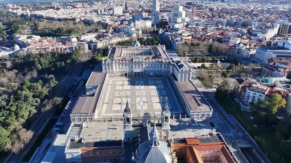Madrid İspanya Topluluğunda Madrid Kraliyet Sarayı. Ortaçağ Binaları manzarası. Şehir merkezinde. Capital City Sahnesi. İspanya 'daki Madrid Kraliyet Sarayı. Güzel Şehir Manzarası.