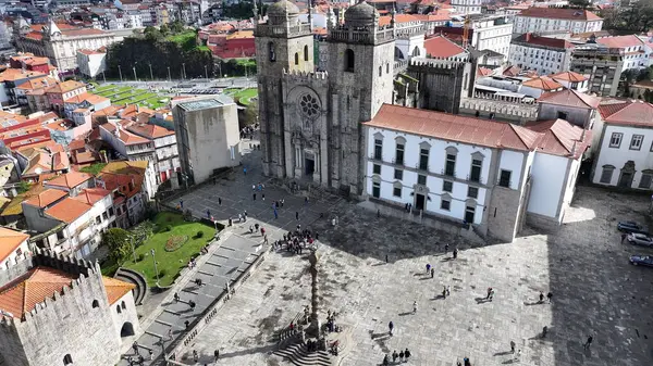 Porto Portekiz 'in Porto bölgesindeki Merkez Kilise. Şehir merkezinde. Ortaçağ Kilise Manzarası. Hazine Müzesi. Portekiz, Porto Bölgesi 'ndeki Merkez Kilise. Kilise Binası.