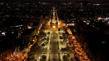 İspanya 'nın Barcelona şehrinde, Arc De Triomf' un Gece Sahnesi. Şehir peyzajının ışıkları. Şehir merkezinde. İspanya 'nın Barcelona eyaletinde Arc De Triomf. Yüksek Binalar Manzarası.