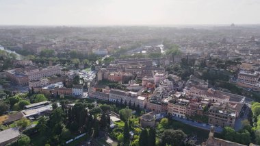 Lazio İtalya 'da Roma' da gökyüzü. Kültür Mirası. Güzel şehir manzarası. Lazio İtalya 'da Roma' da gökyüzü. Ortaçağ manzarası. Arkeoloji Tarihi. İtalya Skyline.