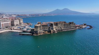 İtalya 'nın Napoli kentindeki Dell Ovo Kalesi. Şehir merkezindeki şehir manzarası. Napoli Körfezi manzarası. İtalya 'nın Napoli kentindeki Dell Ovo Kalesi. Ortaçağ Kalesi. Skyline Ortaçağ Binası. İtalya Manzarası.