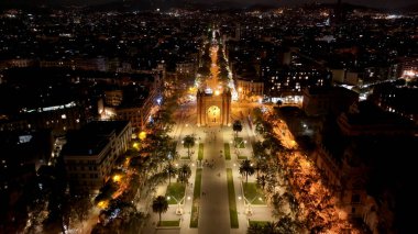 Katalonya İspanya Topluluğu 'ndaki Barcelona' da Arc De Triomf 'un Gece Manzarası. Gece Şehir Manzarası. Şehir merkezinde aydınlandı. İspanya Katalonya Topluluğu 'ndaki Ark De Triomf. Agbar Binası.