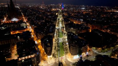 Barselona 'da Barcelona' nın Katalonya İspanya Topluluğu 'ndaki gece manzarası. Gece Şehir Manzarası. Şehir merkezinde aydınlandı. Barcelona Skyline Katalonya İspanya Topluluğu 'nda. Sagrada Familai Kilisesi.