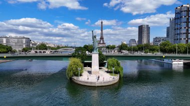 Fransa 'nın Paris Adası' ndaki Eyfel Kulesi. Şehir merkezindeki şehir manzarası. Seine River Skyline 'da. Fransa 'nın Paris Adası' ndaki Eyfel Kulesi. Eyfel Kulesi. Özgürlük Anıtı 'nın simgesi. Paris Skyline