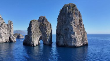 Capri 'li Faraglioni Campania İtalya' daki Napoli 'de. Kıyı manzarası. Rıhtım manzarası. Capri 'li Faraglioni Campania İtalya' daki Napoli 'de. Plaj manzarası. Paradisiac Seafront. Capri Adası Skyline.