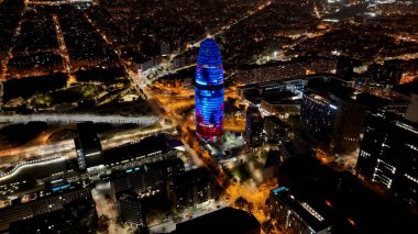 Katalonya, Barselona 'daki Agbar Kulesi' nin Gece Skyline 'ı. Gece Şehri Peyzajı. Finans Bölgesi. Katalonya İspanya 'daki Agbar Kulesi. Yüksek Binalar Manzarası.