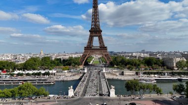 Paris Skyline Fransa 'daki Paris Adası' nda. Yüksek Eyfel Kulesi. Şehir merkezindeki şehir manzarası. Paris Skyline Fransa 'daki Paris Adası' nda. Seine River Skyline 'da. Metropolitan Bölgesi Hava Görünümü.