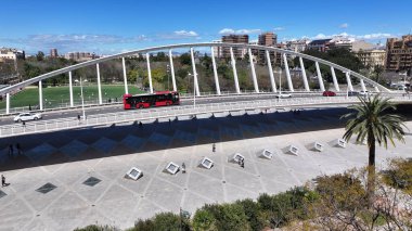 Valence Community İspanya 'daki Valcia' daki sergi köprüsü. Arch Köprüsü Sahnesi. Şehir merkezindeki şehir manzarası. Valence Community İspanya 'da Valencia. Turia Gardens 'ın silüeti. Şehir Sahnesi.
