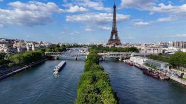 Fransa 'nın Paris Adası' ndaki Eyfel Kulesi. Şehir merkezindeki şehir manzarası. Seine River Skyline 'da. Fransa 'nın Paris Adası' ndaki Eyfel Kulesi. Eyfel Kulesi. Turizm Tarihi Yer. Paris Skyline