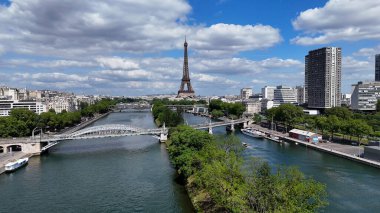 Fransa 'nın Paris Adası' ndaki Eyfel Kulesi. Şehir merkezindeki şehir manzarası. Seine River Skyline 'da. Fransa 'nın Paris Adası' ndaki Eyfel Kulesi. Eyfel Kulesi. Turizm Tarihi Yer. Paris Skyline