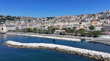 İtalya 'daki Napoli' deki Villa Comunale Parkı. Coastal City. Seascape Körfezi Suyu. İtalya 'daki Napoli' deki Villa Comunale Parkı. Göz kamaştırıcı Skyline. Güzel sahil şeridi. İtalya Manzarası.