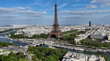 Paris Skyline Fransa 'daki Paris Adası' nda. Yüksek Eyfel Kulesi. Şehir merkezindeki şehir manzarası. Paris Skyline Fransa 'daki Paris Adası' nda. Seine River Skyline 'da. Metropolitan Bölgesi Hava Görünümü.