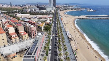 Barcelona Barcelona 'da Barceloneta Plajı İspanya' da. Çarpıcı şehir manzarası. Plaj manzarası. Highrise Binaları. Barselona İspanya 'daki Barceloneta Plajı. Doğa Arkaplanı. İspanya Skyline.