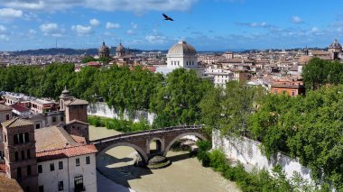 Lazio İtalya 'da Roma' da gökyüzü. Ortaçağ Binaları. Şehir merkezinde. Lazio İtalya 'da Roma' da gökyüzü. Sahil şeridi manzarası. Tiber Nehri Sahnesi. İtalya Skyline.