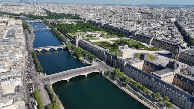Fransa 'da Paris' teki Louvre Müzesi. Louvre Piramidi. Paris Skyline Sahnesi. Fransa 'nın Ile şehrindeki Paris Louvre Müzesi' nde. Güzel Atlıkarınca. Turizm Tarihi Yer.