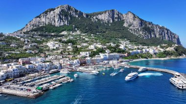 İtalya 'da Napoli' de Capri Skyline. Plaj manzarası. Turizm Tarihi Yer. İtalya 'da Napoli' de Capri Skyline. Napoli Körfezi, Skyline. Kıyı Kenti manzarası. Akdeniz.