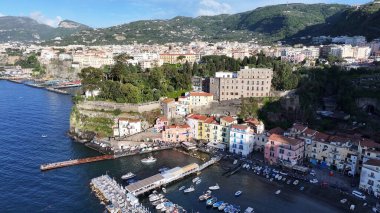 Napoli 'deki Sorrento Sahili' nde Sunset Skyline. Günbatımı Şehri. Rıhtım manzarası. Napoli İtalya 'daki Sorrento Plajı. Plaj manzarası. Ortaçağ Binaları. Sorrento Skyline. Amalfi Sahili.
