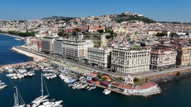 İtalya 'nın Campania şehrindeki Napoli' deki Devin Çeşmesi. Şehir merkezindeki şehir manzarası. Güzel Skyline. İtalya 'nın Campania şehrindeki Napoli' deki Devin Çeşmesi. Highrise Binaları. Napoli Mimarisi. Napoli Skyline