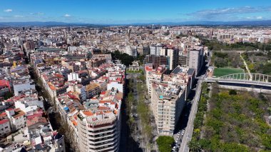 Valencia, Valenciana İspanya 'da Puerta De La Mar. Highrise Binaları Sahnesi. Şehir merkezinde. Valencia, Valenciana İspanya 'da. Deniz Kapısı Skyline. Güzel Anıt.