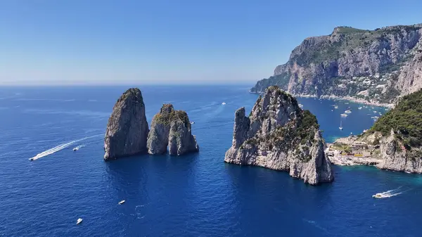 Faraglioni, Napoli, İtalya 'da Capri' de. Ada manzarası. Turizm Tarihi Yer. Faraglioni, Napoli, İtalya 'da Capri' de. Napoli Körfezi Skyline. Kültür Mirası Sahili. Cennet Capri Adası.