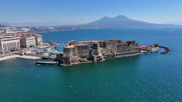 İtalya 'nın Napoli kentindeki Dell Ovo Kalesi. Şehir merkezindeki şehir manzarası. Napoli Körfezi manzarası. İtalya 'nın Napoli kentindeki Dell Ovo Kalesi. Ortaçağ Kalesi. Skyline Ortaçağ Binası. İtalya Manzarası.