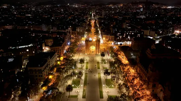 Katalonya İspanya Topluluğu 'ndaki Barcelona' da Arc De Triomf 'un Gece Manzarası. Gece Şehir Manzarası. Şehir merkezinde aydınlandı. İspanya Katalonya Topluluğu 'ndaki Ark De Triomf. Agbar Binası.