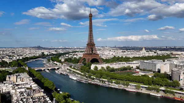 Fransa 'nın Paris Adası' ndaki Eyfel Kulesi. Şehir merkezindeki şehir manzarası. Seine River Skyline 'da. Fransa 'nın Paris Adası' ndaki Eyfel Kulesi. Eyfel Kulesi. Turizm Tarihi Yer. Paris Skyline