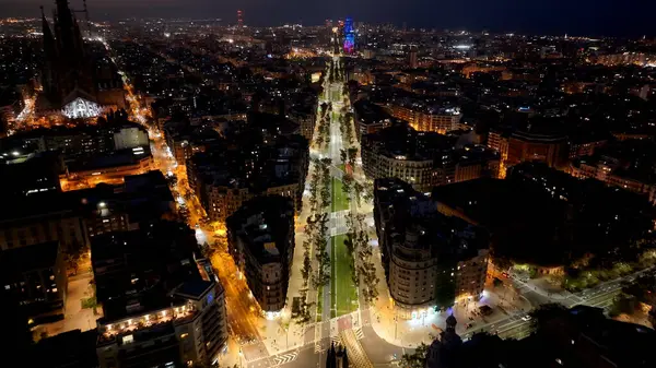 Barselona 'da Barcelona' nın Katalonya İspanya Topluluğu 'ndaki gece manzarası. Gece Şehir Manzarası. Şehir merkezinde aydınlandı. Barcelona Skyline Katalonya İspanya Topluluğu 'nda. Sagrada Familai Kilisesi.