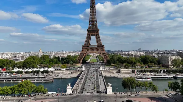 Paris Skyline Fransa 'daki Paris Adası' nda. Yüksek Eyfel Kulesi. Şehir merkezindeki şehir manzarası. Paris Skyline Fransa 'daki Paris Adası' nda. Seine River Skyline 'da. Metropolitan Bölgesi Hava Görünümü.