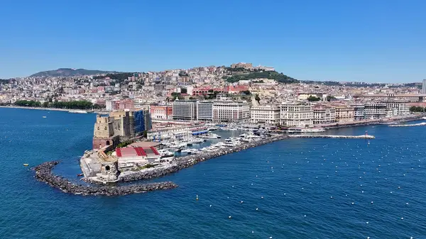 Napoli Skyline Campania İtalya 'da Napoli' de. Şehir merkezindeki şehir manzarası. Napoli Körfezi manzarası. Napoli Skyline Campania İtalya 'da. Güzel Skyline. Sahil şeridi manzarası. Plaj manzarası.