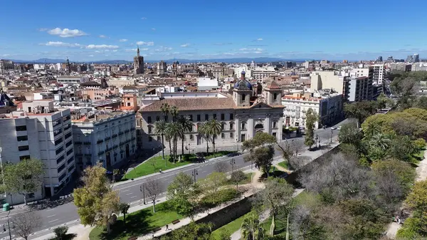 Valencia 'da Valencia Skyline, Valenciana İspanya. Highrise Binaları Sahnesi. Şehir merkezinde. Valencia, Valenciana İspanya 'da. Botanik bahçesi silueti. Güzel Şehir Manzarası.