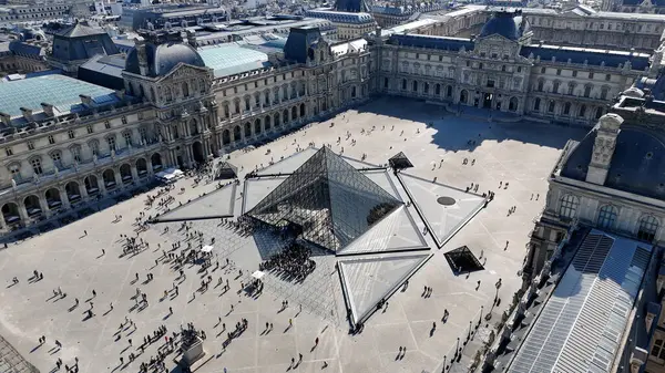 Fransa 'da Paris' teki Louvre Müzesi. Louvre Piramidi. Paris Skyline Sahnesi. Fransa 'nın Ile şehrindeki Paris Louvre Müzesi' nde. Güzel Atlıkarınca. Turizm Tarihi Yer.