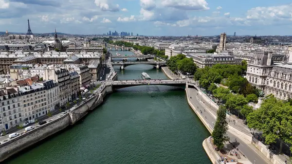 Paris Skyline Fransa 'daki Paris Adası' nda. Güzel Seine Nehri. Şehir merkezindeki şehir manzarası. Paris Skyline Fransa 'daki Paris Adası' nda. Köprüler Skyline. Fransız başkenti. Seine Nehri Skyline.