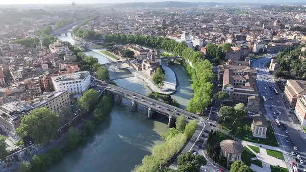 Tiber Nehri Lazio İtalya 'da Roma' da. Kültür Mirası. Güzel şehir manzarası. Tiber Nehri Lazio İtalya 'da Roma' da. Ortaçağ manzarası. Riverside Sahnesi. Roma Skyline.
