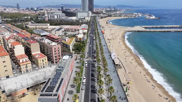 Barcelona Barcelona 'da Barceloneta Plajı İspanya' da. Çarpıcı şehir manzarası. Plaj manzarası. Highrise Binaları. Barselona İspanya 'daki Barceloneta Plajı. Doğa Arkaplanı. İspanya Skyline.